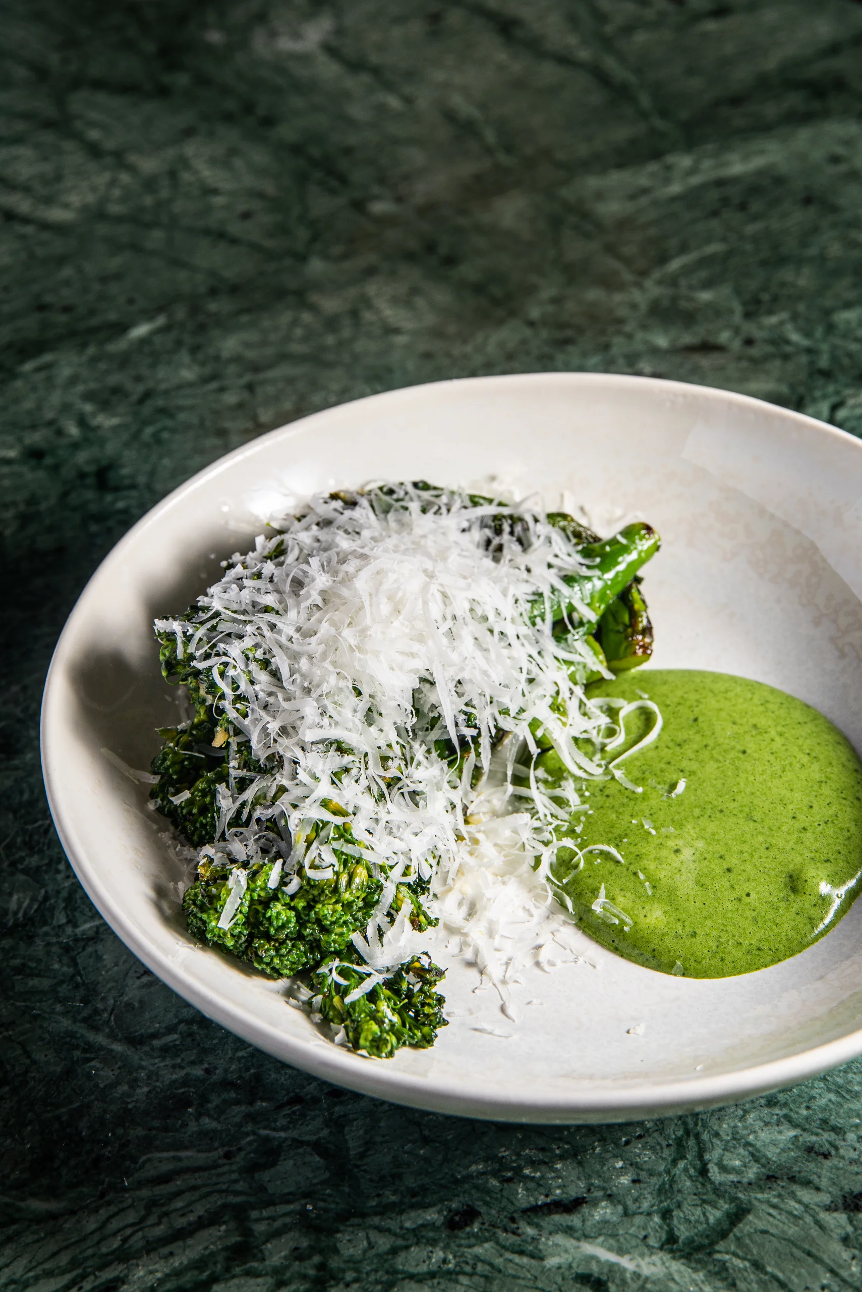 Gebratener wilder Brokkoli mit Basilikum-Hollandaise und Pecorino Romano