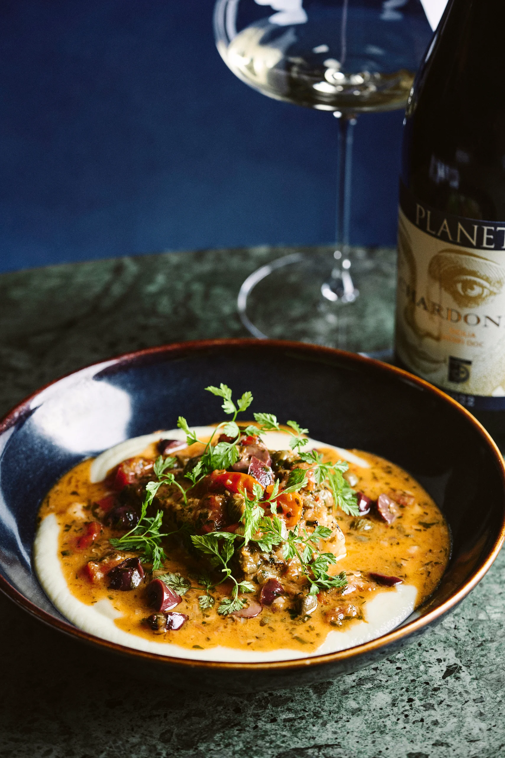 Nordischer Kabeljau mit Blumenkohlpüree, Tomaten und Kalamata-Oliven