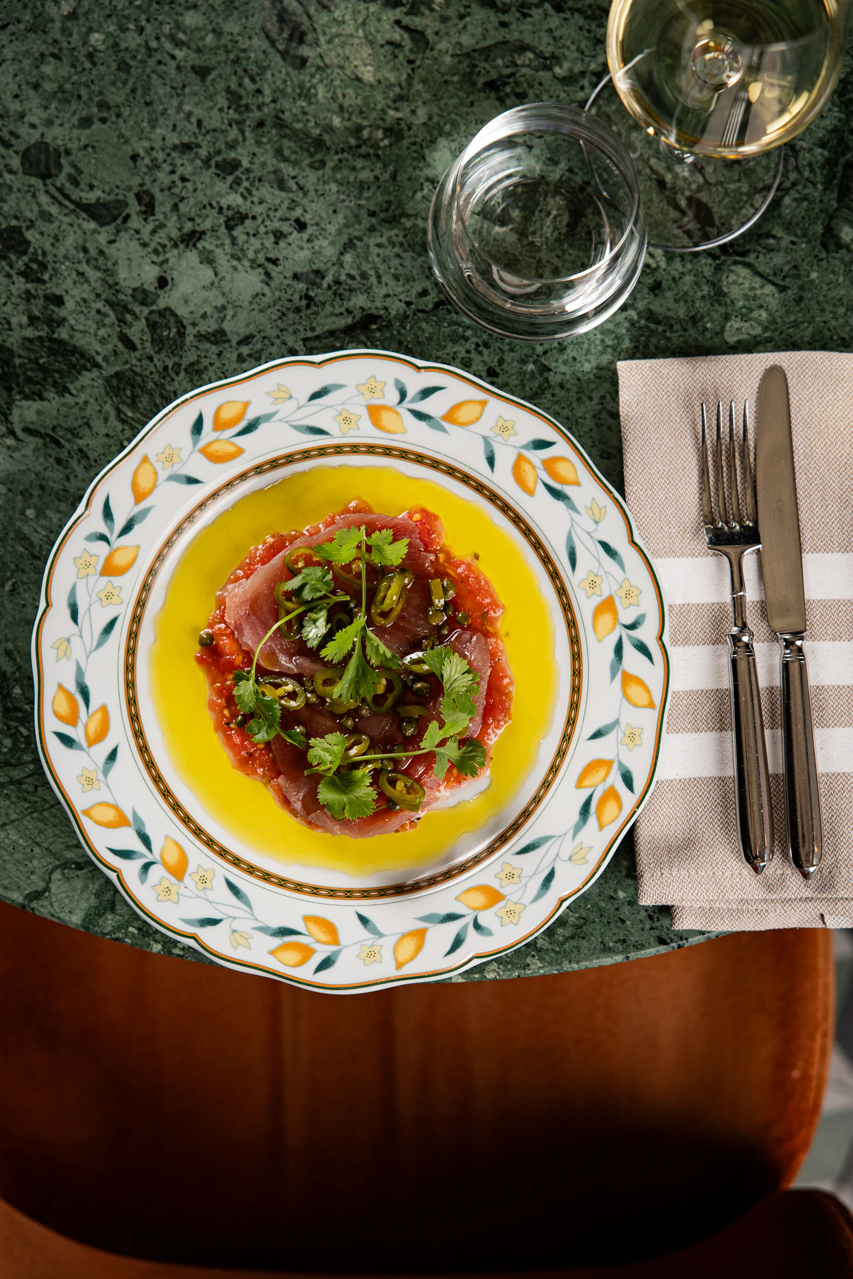 Thunfisch-Carpaccio mit Tomaten, Koriandergrün, eingelegten Chilis und Capperini